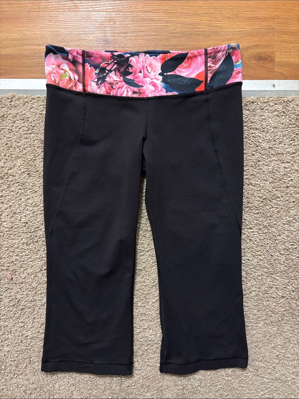 Lululemon Woman’s 12 Black Capri Leggings Bright Floral Waistband Like New